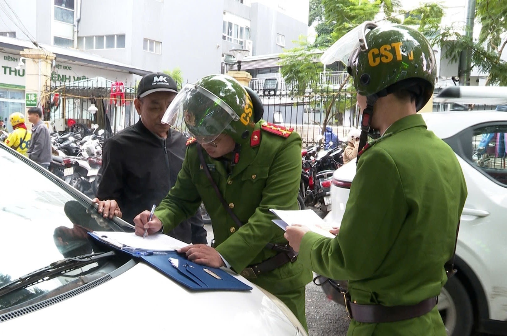 Công an phường Hoàn Kiếm xử lý vi phạm về trật tự đô thị tại phố Phủ Doãn Công an phường Hoàn Kiếm xử lý vi phạm về trật tự đô thị tại phố Phủ Doãn