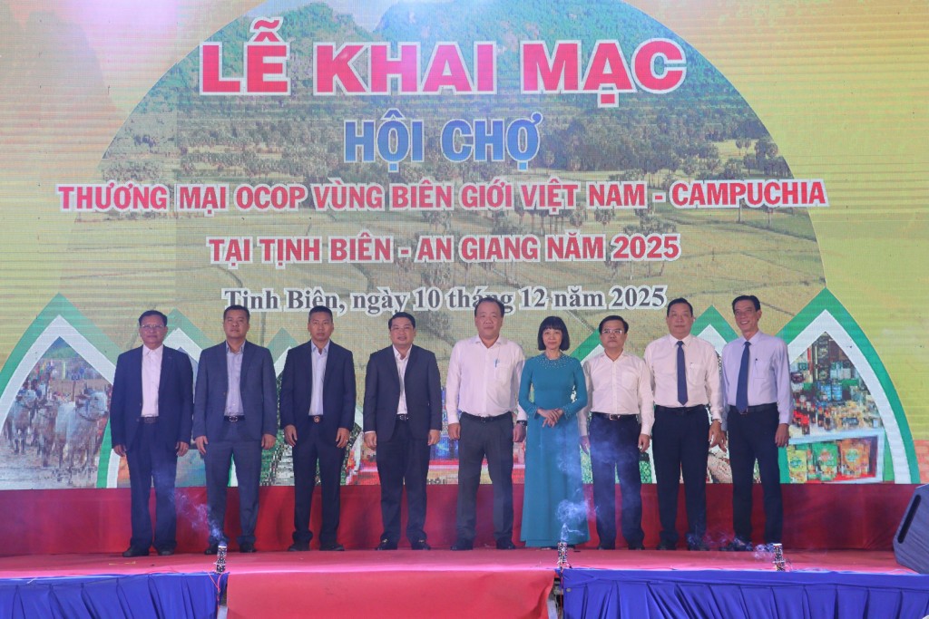 Đại biểu thực hiện nghi thức khai mạc hội chợ (ảnh: Như Ngọc) Đại biểu thực hiện nghi thức khai mạc hội chợ (ảnh: Như Ngọc)
