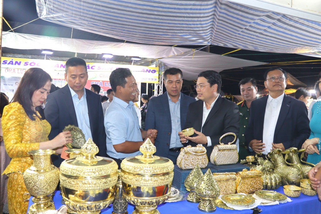 Phó Chủ tịch UBND tỉnh Lê Trung Hồ tham quan gian hàng của doanh nghiệp nước bạn Campuchia (ảnh: Như Ngọc) Phó Chủ tịch UBND tỉnh Lê Trung Hồ tham quan gian hàng của doanh nghiệp nước bạn Campuchia (ảnh: Như Ngọc)