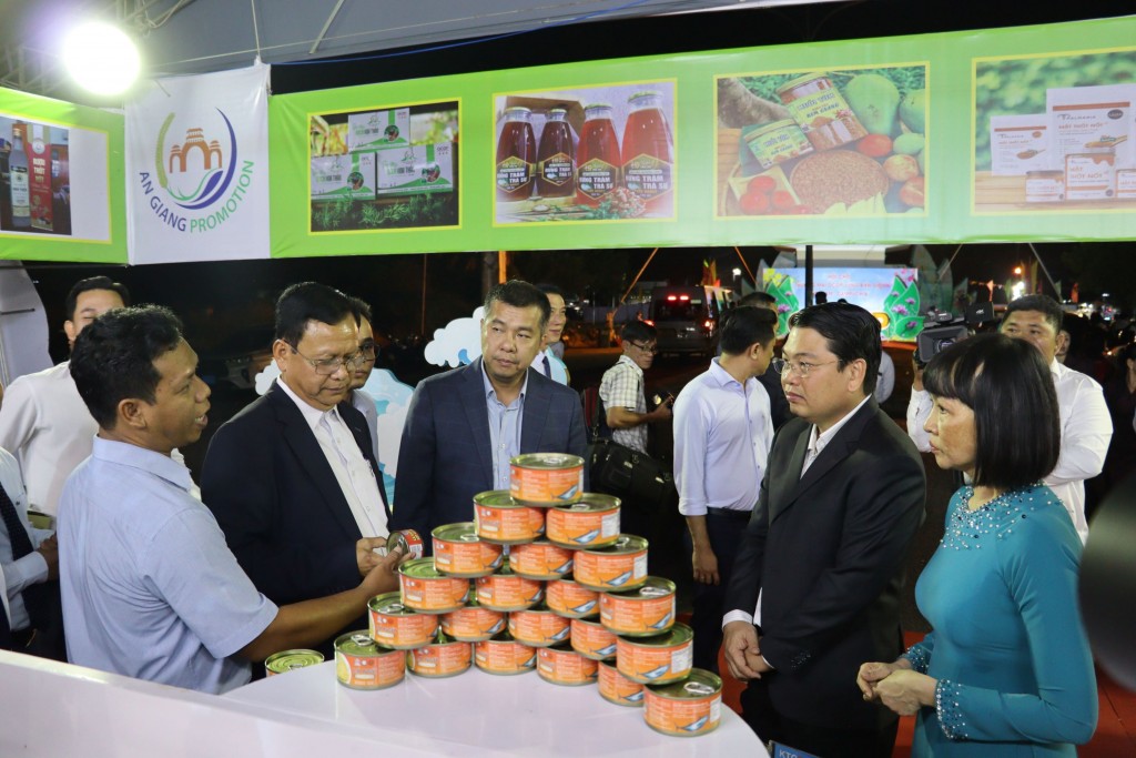 Phó Chủ tịch UBND tỉnh Lê Trung Hồ tham quan gian hàng của doanh nghiệp tỉnh An Giang (ảnh: Như Ngọc) Phó Chủ tịch UBND tỉnh Lê Trung Hồ tham quan gian hàng của doanh nghiệp tỉnh An Giang (ảnh: Như Ngọc)