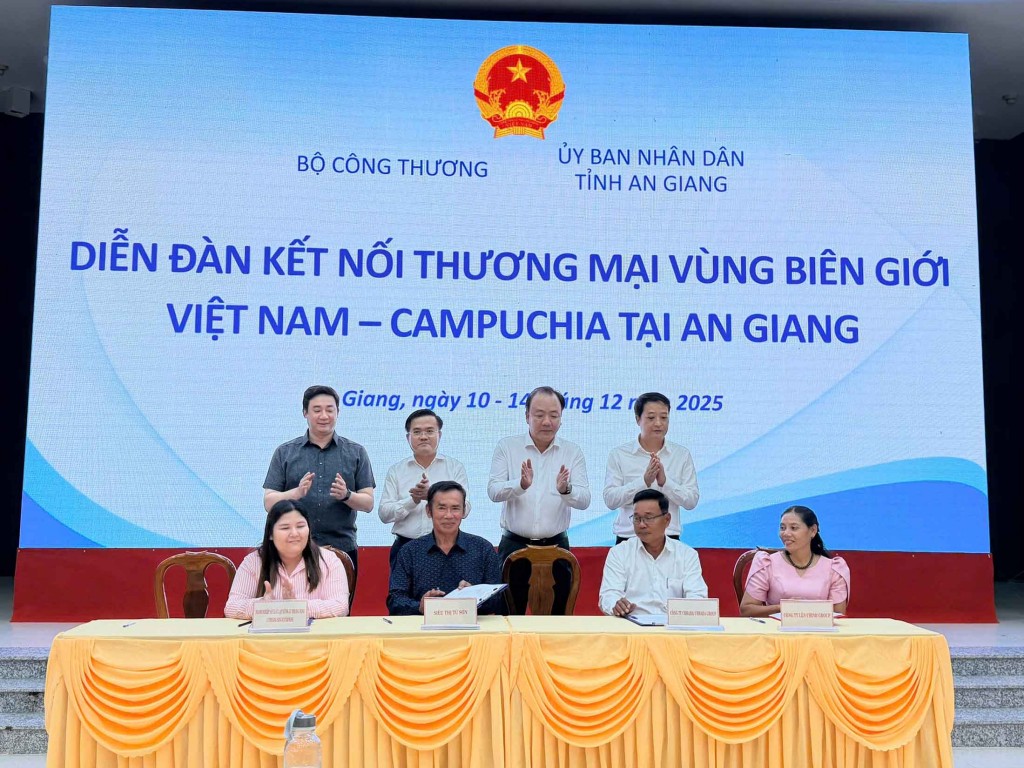 Doanh nghiệp Việt Nam và Campuchia ký kết biên bản hợp tác (ảnh: Như Ngọc) Doanh nghiệp Việt Nam và Campuchia ký kết biên bản hợp tác (ảnh: Như Ngọc)