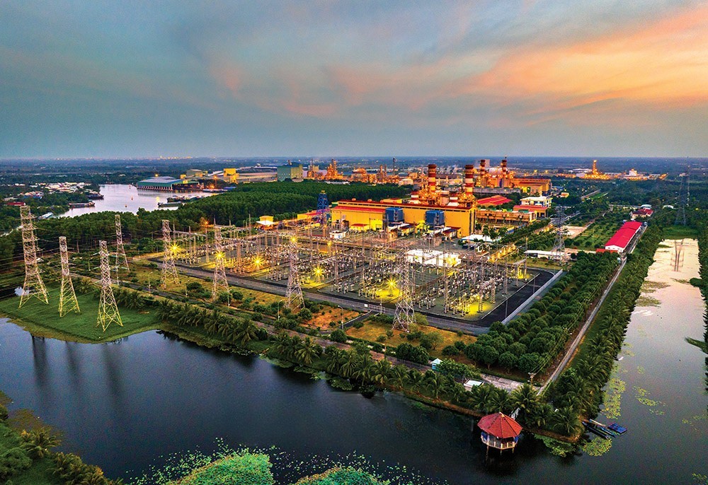 Nhà máy Điện Cà Mau 1 và 2 hoạt động liên tục, chiếu sáng cả vùng trời đêm Cà Mau. (Ảnh: Huỳnh Lâm)