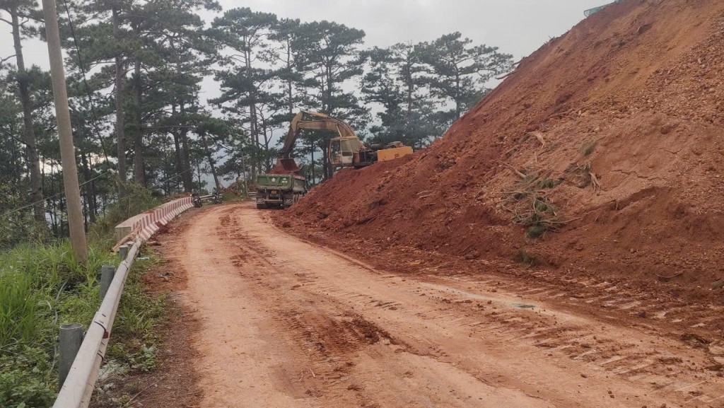 Người và phương tiện được phép lưu thông trở lại qua đèo D’ran trong ngày 11/12 (Ảnh CTV)