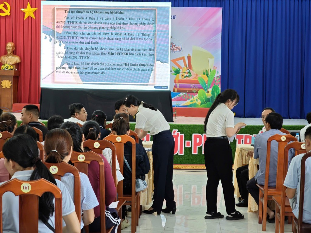 Thuế cơ sở 28 Thành phố Hồ Chí Minh tổ chức Hội nghị triển khai Đề án 3389 chuyển đổi mô hình và phương pháp quản lý thuế đối với hộ kinh doanh khi xoá bỏ Thuế khoán tại Phường Bình cơ chiều ngày 20/11/2025