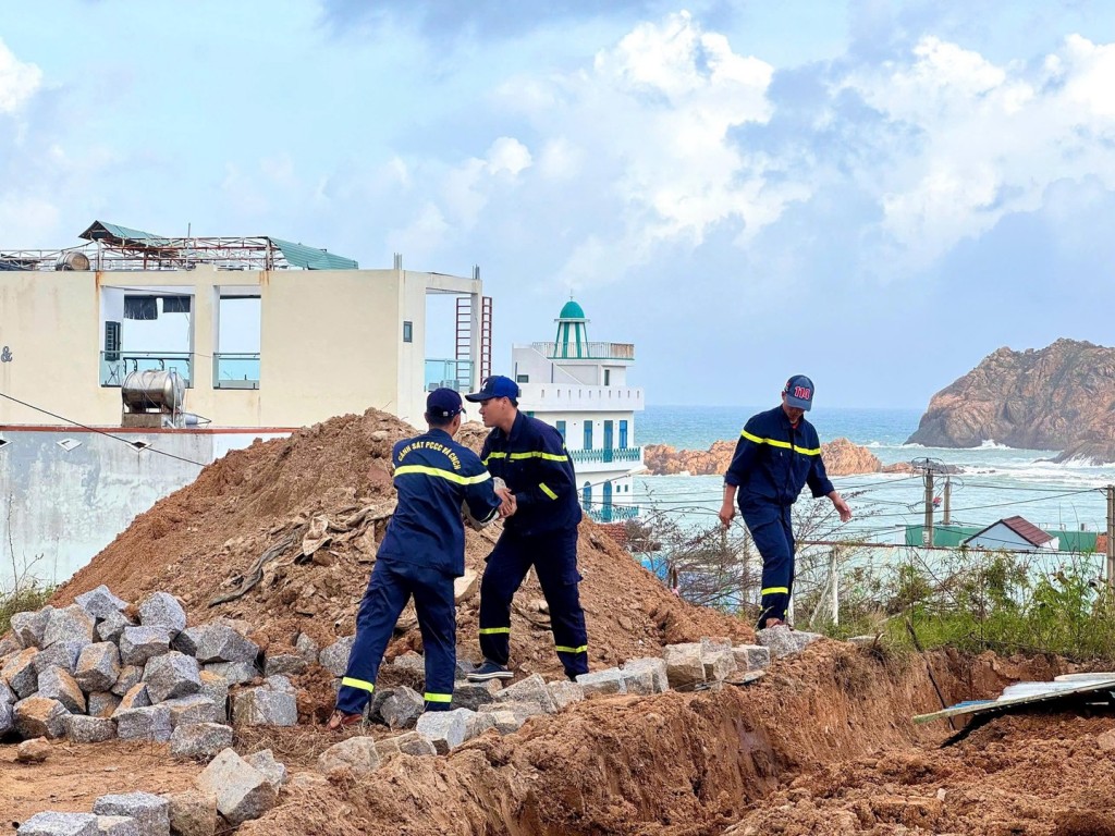 Công an tỉnh Gia Lai đã phối hợp với Công an phường Quy Nhơn Đông chủ trì, giám sát việc xây dựng, hỗ trợ đơn vị thi công xây dựng nhà cho người dân bị sập do mưa lũ Công an tỉnh Gia Lai đã phối hợp với Công an phường Quy Nhơn Đông chủ trì, giám sát việc xây dựng, hỗ trợ đơn vị thi công xây dựng nhà cho người dân bị sập do mưa lũ