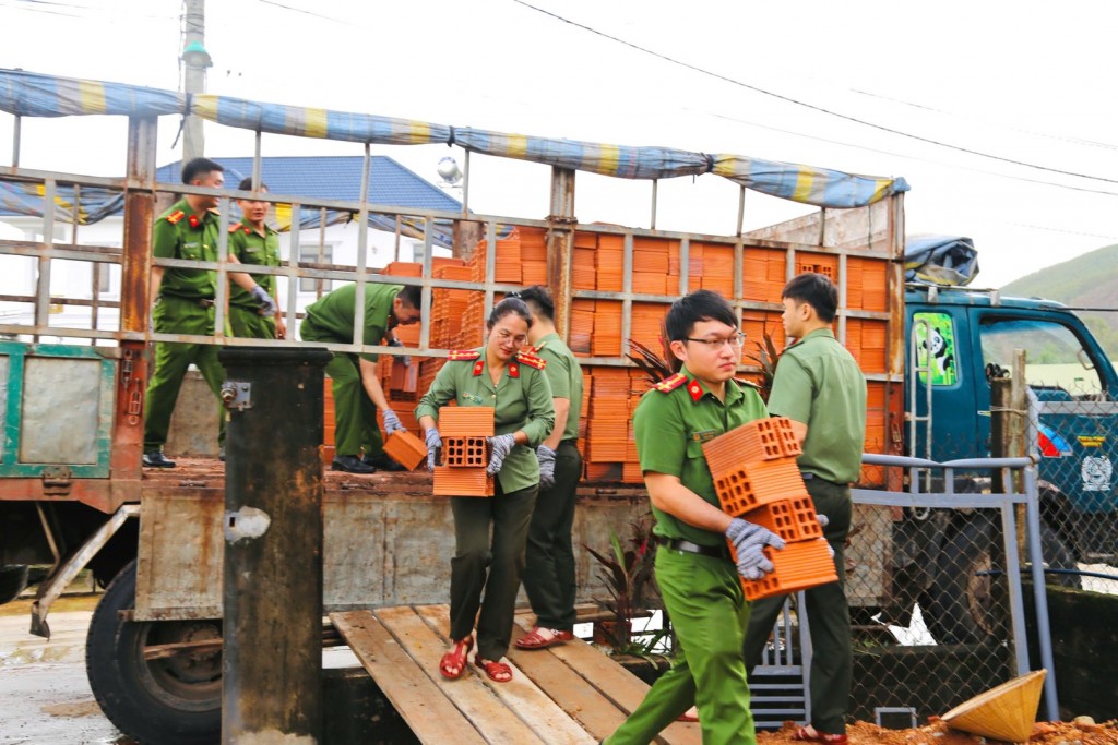 “Chiến dịch Quang Trung” thần tốc sửa nhà cho người dân bị thiệt hại do mưa lũ tại Gia Lai kịp đón tết “Chiến dịch Quang Trung” thần tốc sửa nhà cho người dân bị thiệt hại do mưa lũ tại Gia Lai kịp đón tết