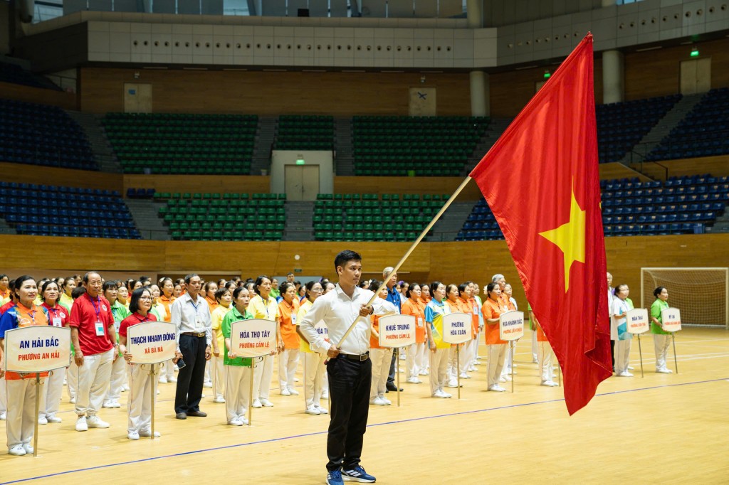 Các vận động viên thực hiện nghi thức chào cờ, khai mạc giải (Ảnh Đ.Minh)