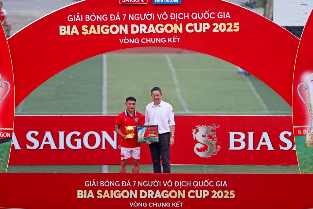 Tổng Giám đốc SABECO Lester Tan trao giải cầu thủ xuất sắc nhất VPL-S6 Bà Patsy Lim - Phó Tổng giám đốc phụ trách Marketing SABECO phát biểu bế mạc Giải bóng đá 7 người quốc tế Bia Saigon Dragon Cup 2025 Tổng Giám đốc SABECO Lester Tan trao giải cầu thủ xuất sắc nhất VPL-S6 Bà Patsy Lim - Phó Tổng giám đốc phụ trách Marketing SABECO phát biểu bế mạc Giải bóng đá 7 người quốc tế Bia Saigon Dragon Cup 2025