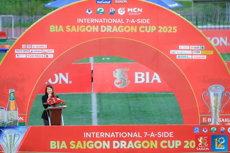 Bà Patsy Lim - Phó Tổng giám đốc phụ trách Marketing SABECO phát biểu bế mạc Giải bóng đá 7 người quốc tế Bia Saigon Dragon Cup 2025 Bà Patsy Lim - Phó Tổng giám đốc phụ trách Marketing SABECO phát biểu bế mạc Giải bóng đá 7 người quốc tế Bia Saigon Dragon Cup 2025
