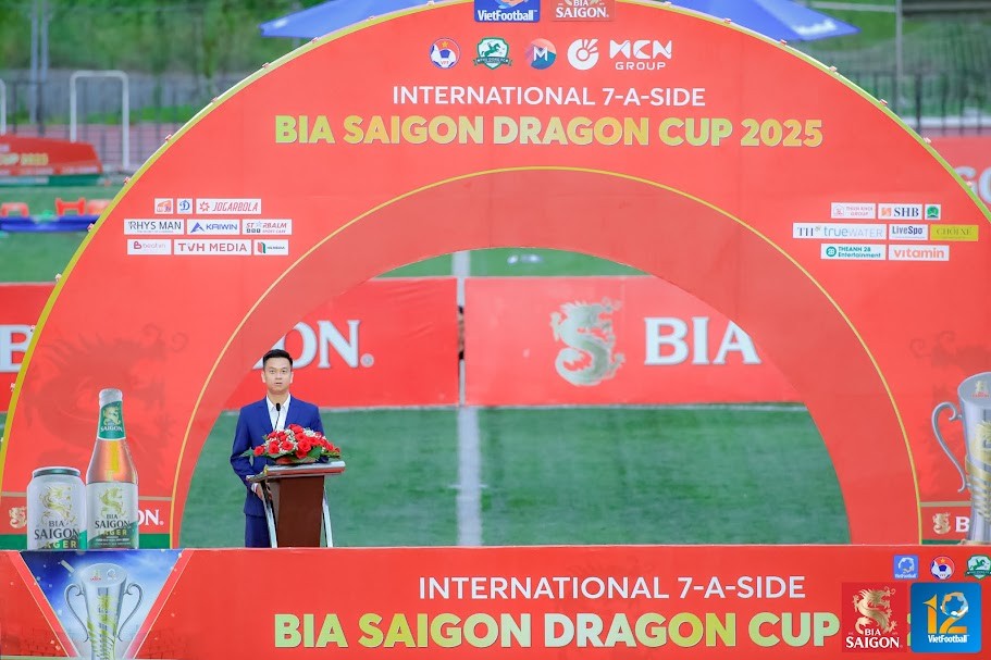 Ông Phạm Ngọc Tuấn - Tổng giám đốc Công ty Cổ phần Bóng đá Việt (VietFootball) phát biểu Ông Phạm Ngọc Tuấn - Tổng giám đốc Công ty Cổ phần Bóng đá Việt (VietFootball) phát biểu