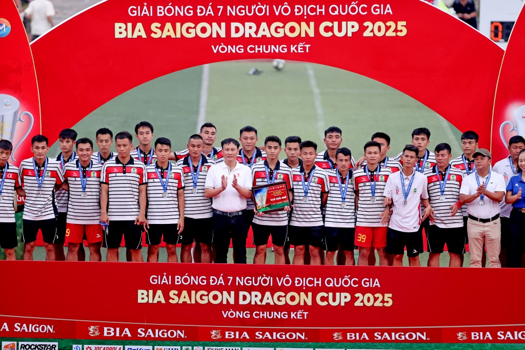 Đại diện Nhà tài trợ - Lãnh đạo SABECO khu vực miền Bắc - trao thưởng cho XSKT Đắk Lắk - Á quân Giải bóng đá 7 người vô địch quốc gia Bia Saigon Dragon Cup 2025 Đại diện Nhà tài trợ - Lãnh đạo SABECO khu vực miền Bắc - trao thưởng cho XSKT Đắk Lắk - Á quân Giải bóng đá 7 người vô địch quốc gia Bia Saigon Dragon Cup 2025
