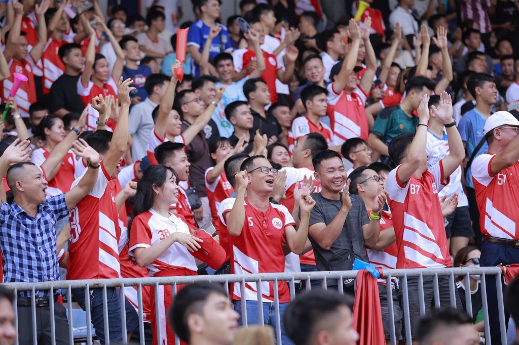 Khán giả phủ kín khán đài để cổ vũ cho giải Khán giả phủ kín khán đài để cổ vũ cho giải