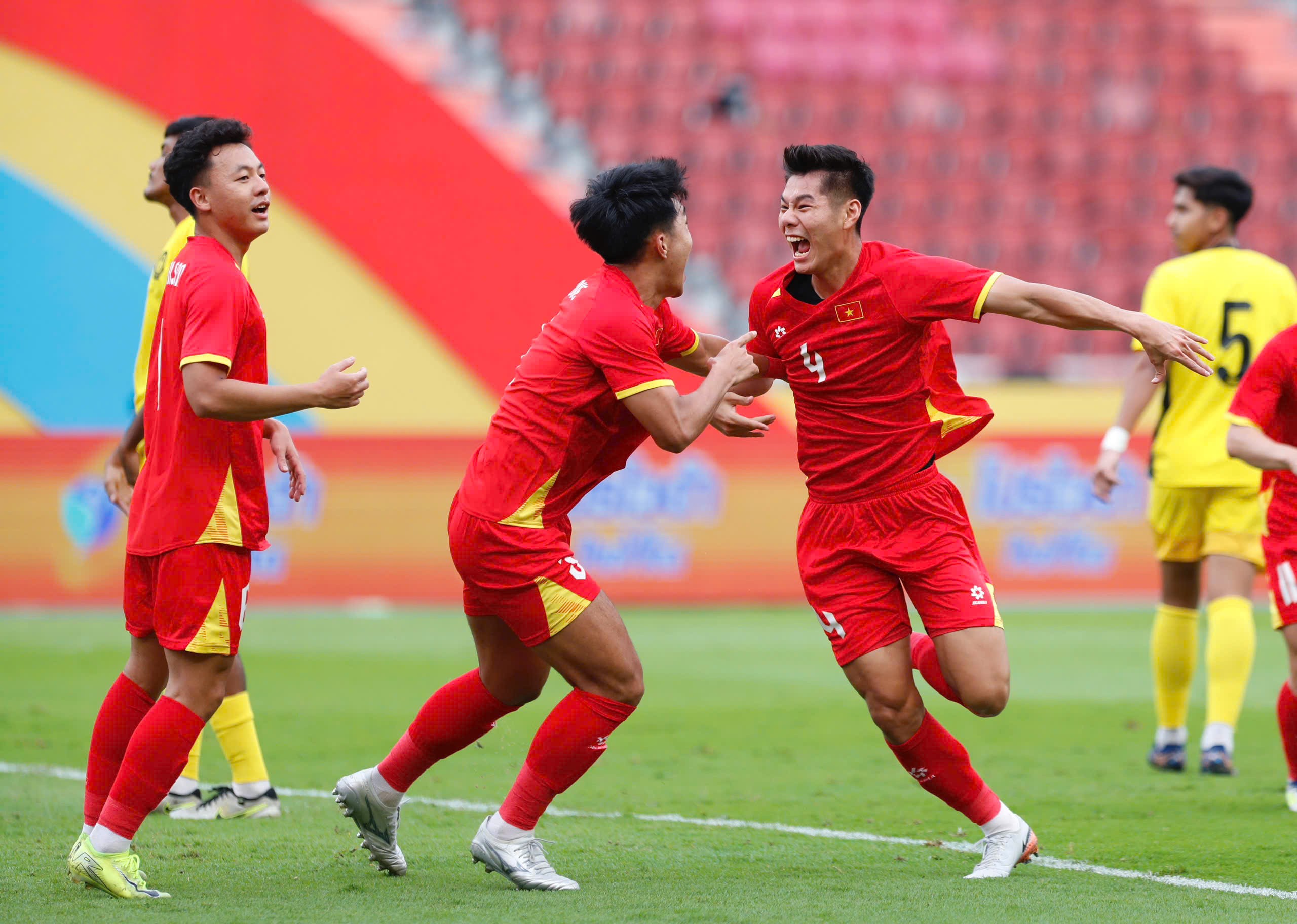 U22 Việt Nam giành vé vào bán kết SEA Games 33 U22 Việt Nam giành vé vào bán kết SEA Games 33