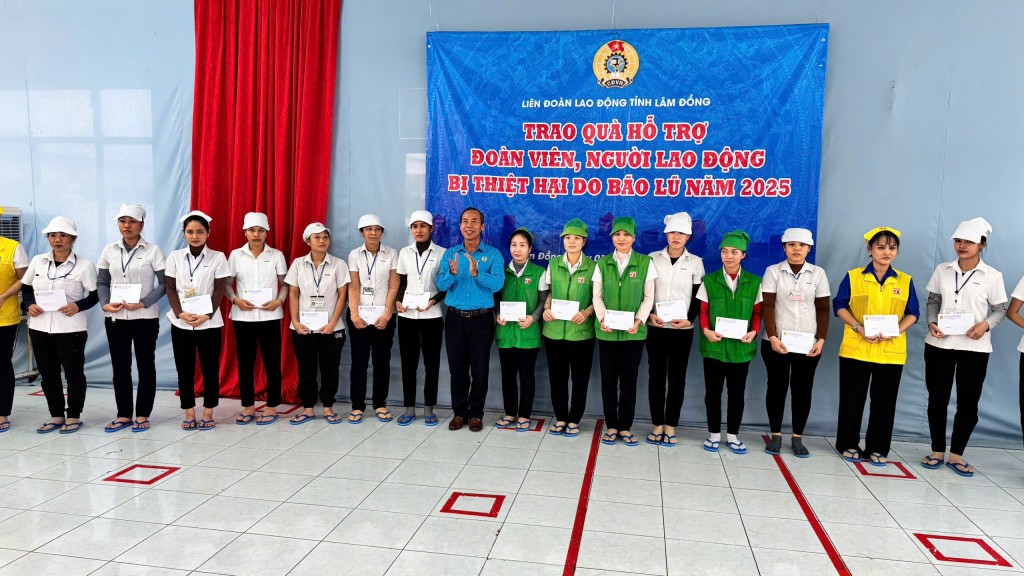 Đồng chí Nguyễn Phú Hoàng, Chủ tịch LĐLĐ tỉnh hỗ trợ quà cho đoàn viên bị ảnh hưởng do lũ lụt gây ra Đồng chí Nguyễn Phú Hoàng, Chủ tịch LĐLĐ tỉnh hỗ trợ quà cho đoàn viên bị ảnh hưởng do lũ lụt gây ra