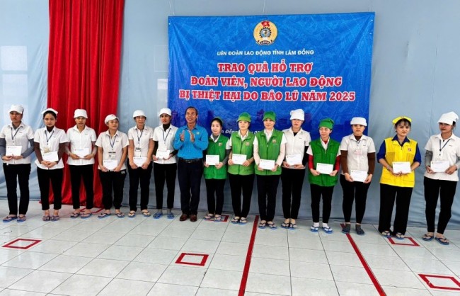 Trao 315 suất quà hỗ trợ công nhân lao động bị ảnh hưởng bão