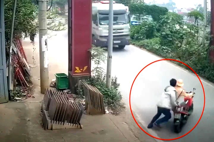 Hình ảnh sự việc được camera ở gần hiện trường ghi lại (ảnh cắt từ clip)