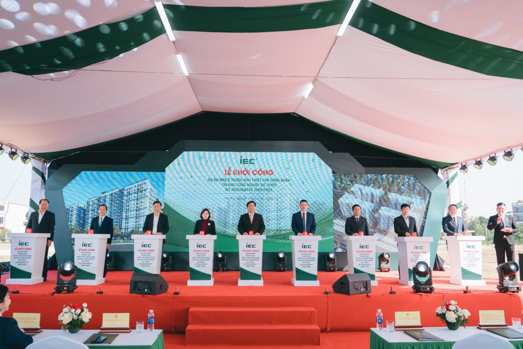 Chủ tịch UBND tỉnh Trần Duy Đông, Phó Chủ tịch UBND tỉnh Phùng Thị Kim Nga và lãnh đạo một số sở, ngành, chủ đầu tư nhấn nút khởi công dự án Khởi công Dự án nhà ở Khu thiết chế Công đoàn
