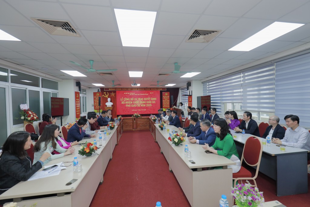 Trao quyết định bổ nhiệm chức danh Phó Giáo sư ngành Y Trao quyết định bổ nhiệm chức danh Phó Giáo sư ngành Y