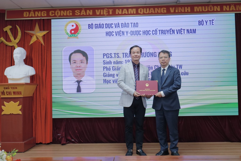 Trao quyết định bổ nhiệm chức danh Phó Giáo sư ngành Y Trao quyết định bổ nhiệm chức danh Phó Giáo sư ngành Y