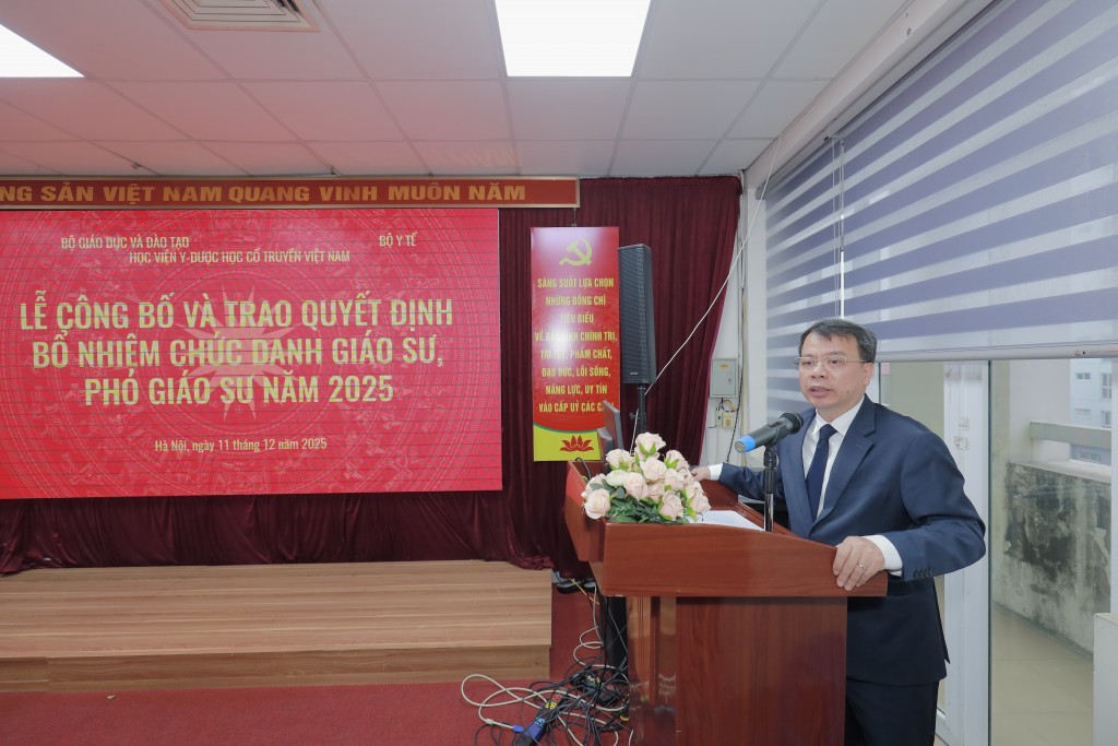 Trao quyết định bổ nhiệm chức danh Phó Giáo sư ngành Y Trao quyết định bổ nhiệm chức danh Phó Giáo sư ngành Y