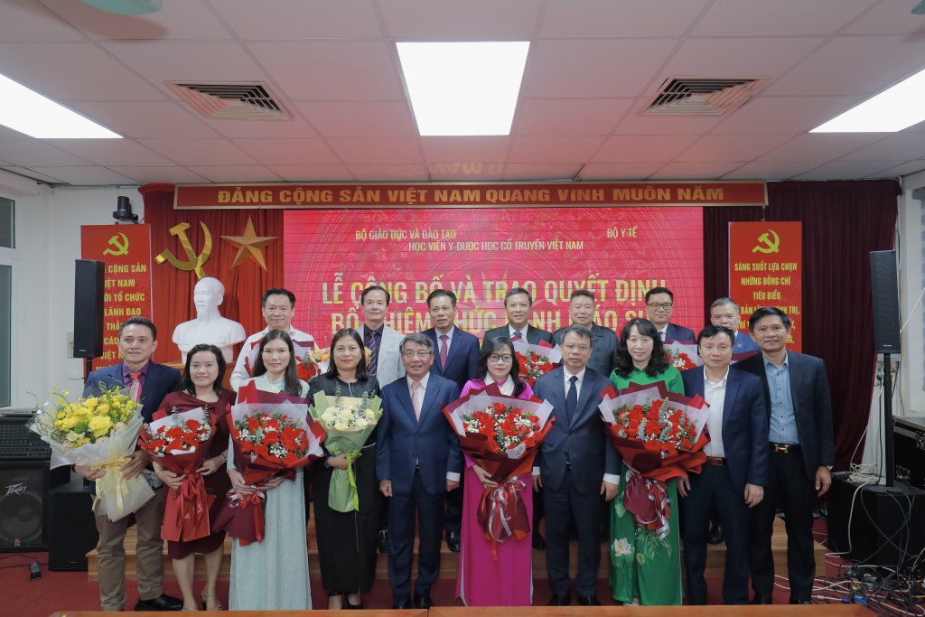 Trao quyết định bổ nhiệm chức danh Phó Giáo sư ngành Y Trao quyết định bổ nhiệm chức danh Phó Giáo sư ngành Y