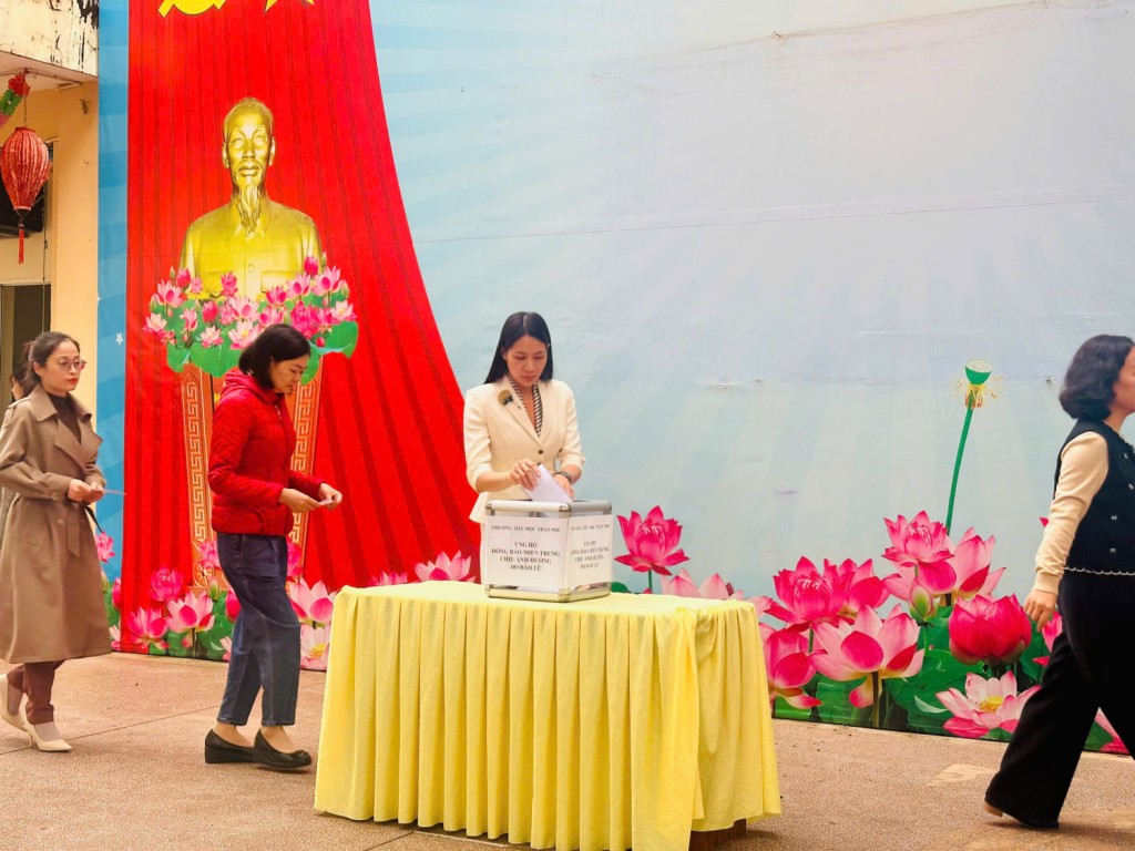 Các thầy cô giáo Trường Tiểu học Trần Phú nhiệt tình tham gia hoạt động quyên góp vì miền Trung – Tây Nguyên.