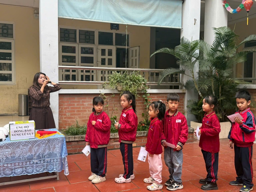 Học sinh nhà trường xếp hàng ngay ngắn tham gia quyên góp ủng hộ đồng bào miền Trung – Tây Nguyên bị ảnh hưởng bởi mưa lũ.