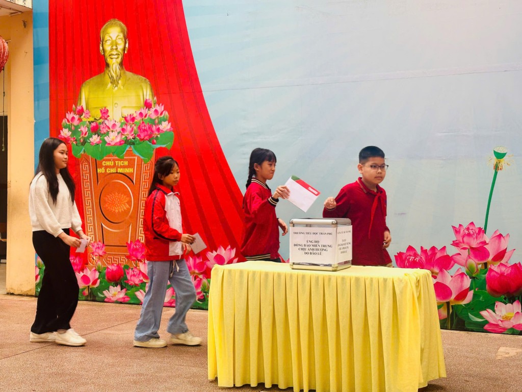 Những tấm lòng nhỏ bé gửi gắm vào phong bì ủng hộ, thể hiện tinh thần sẻ chia từ tuổi học trò.