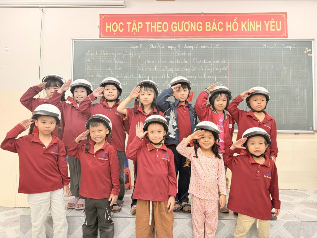 Học sinh Trường Tiểu học Trần Phú trong giờ sinh hoạt đầu tuần, háo hức nhận mũ bảo hiểm mới do Honda Việt Nam tài trợ.