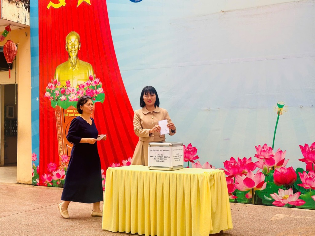 Nhà giáo Bùi Thị Mai Hoa – Hiệu trưởng Trường Tiểu học Trần Phú trong chương trình ủng hộ đồng bào miền Trung