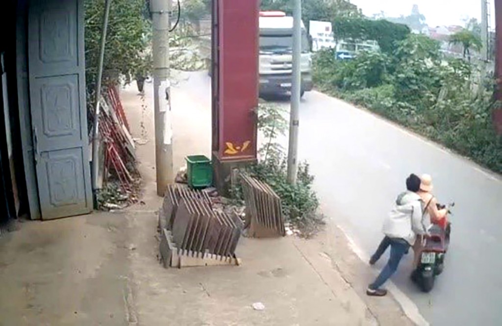 Camera ghi lại hình ảnh sự việc đối tượng ôm đẩy Cảnh sát giao thông vào đầu xe tải