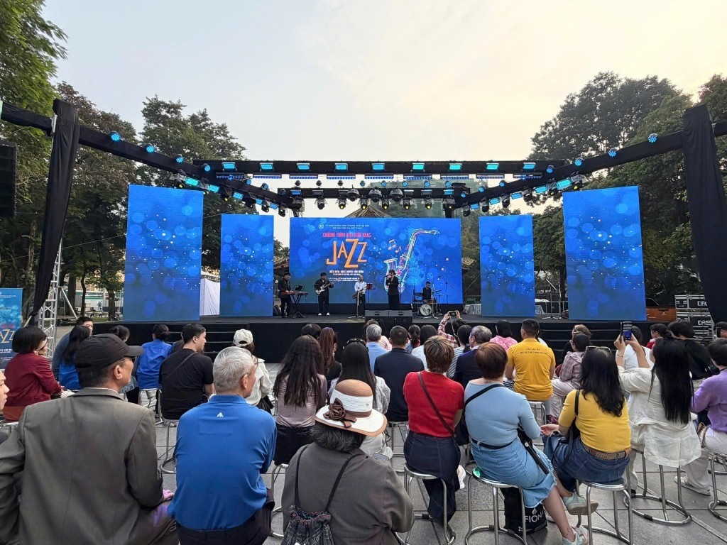 Đông đảo khán giả yêu thích và tận hưởng không gian thơ mộng, chìm đắm trong thế giới của âm nhạc
