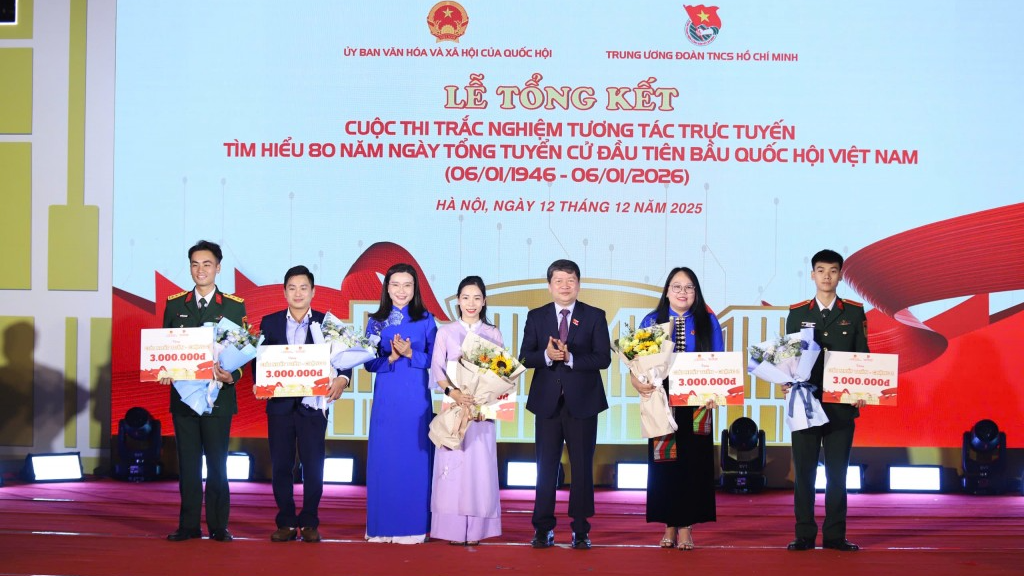 Ban Tổ chức trao phần thưởng đến các thí sinh xuất sắc