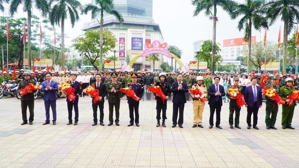 Lãnh đạo UBND TP Huế tặng hoa cho các đơn vị tham dự tại lễ ra quân Lãnh đạo UBND TP Huế tặng hoa cho các đơn vị tham dự tại lễ ra quân