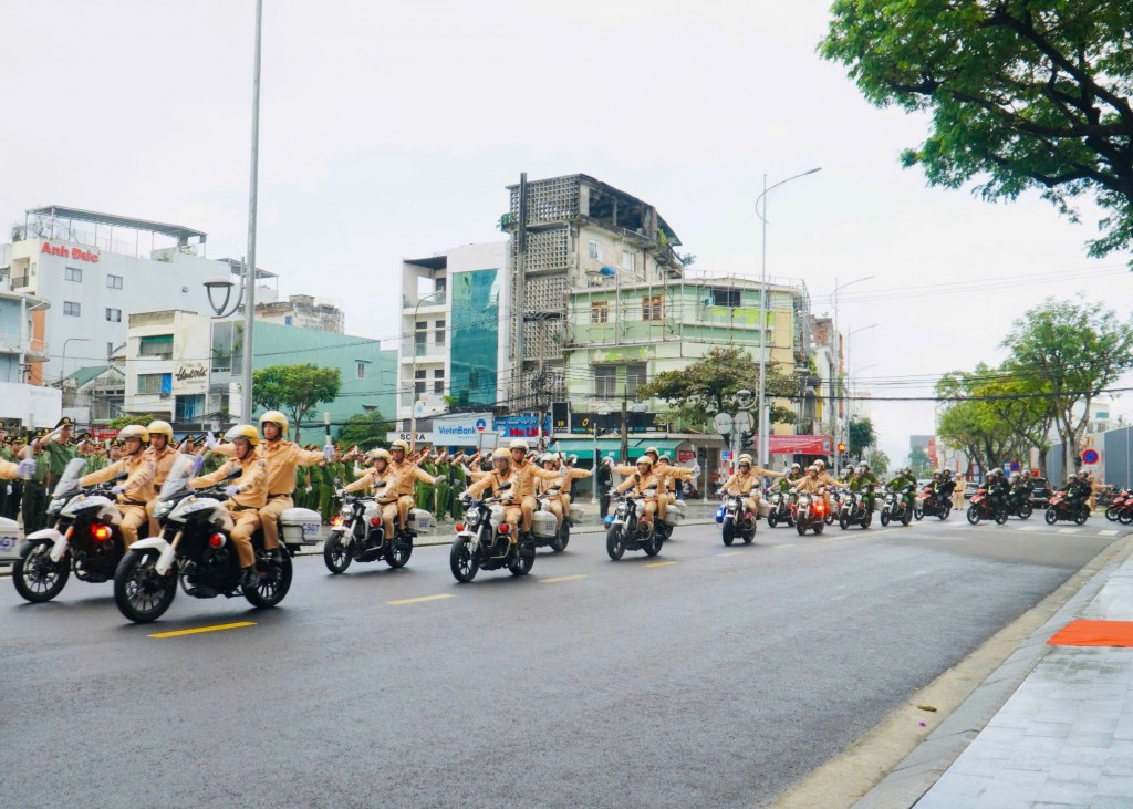 Huy động lực lượng, phương tiện đồng loạt ra quân tấn công, trấn áp mạnh mẽ, có hiệu quả các loại tội phạm và vi phạm pháp luật, đảm bảo an ninh chính trị, trật tự an toàn xã hội trên địa bàn thành phố (Ảnh: Văn Toàn) Huy động lực lượng, phương tiện đồng loạt ra quân tấn công, trấn áp mạnh mẽ, có hiệu quả các loại tội phạm và vi phạm pháp luật, đảm bảo an ninh chính trị, trật tự an toàn xã hội trên địa bàn thành phố (Ảnh: Văn Toàn)