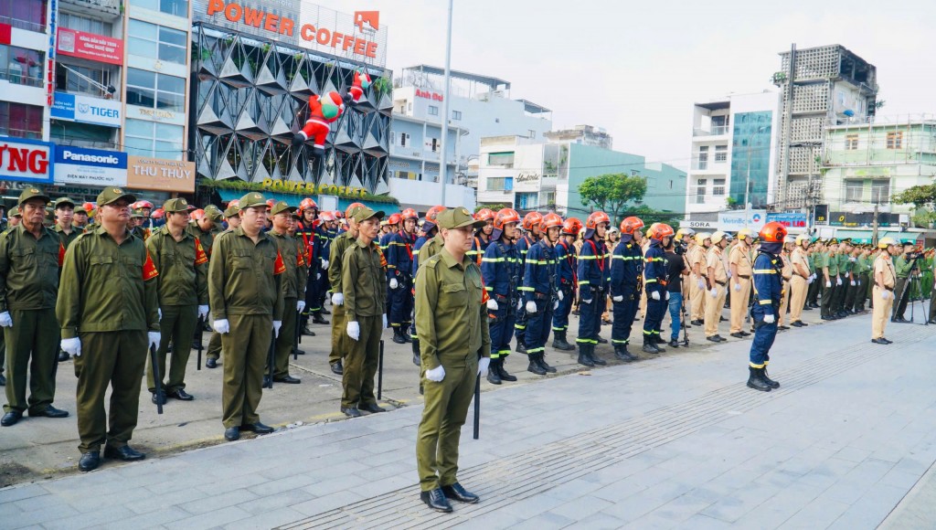 Lễ ra quân thực hiện cao điểm tấn công, trấn áp tội phạm, bảo đảm an ninh trật tự Đại hội đại biểu toàn quốc lần thứ XIV của Đảng, bầu cử đại biểu Quốc hội khóa XVI, HĐND các cấp, tết Nguyên đán Bính Ngọ 2026 và các sự kiện chính trị, lễ hội đầu năm trên địa bàn thành phố (Ảnh: Văn Toàn) Lễ ra quân thực hiện cao điểm tấn công, trấn áp tội phạm, bảo đảm an ninh trật tự Đại hội đại biểu toàn quốc lần thứ XIV của Đảng, bầu cử đại biểu Quốc hội khóa XVI, HĐND các cấp, tết Nguyên đán Bính Ngọ 2026 và các sự kiện chính trị, lễ hội đầu năm trên địa bàn thành phố (Ảnh: Văn Toàn)