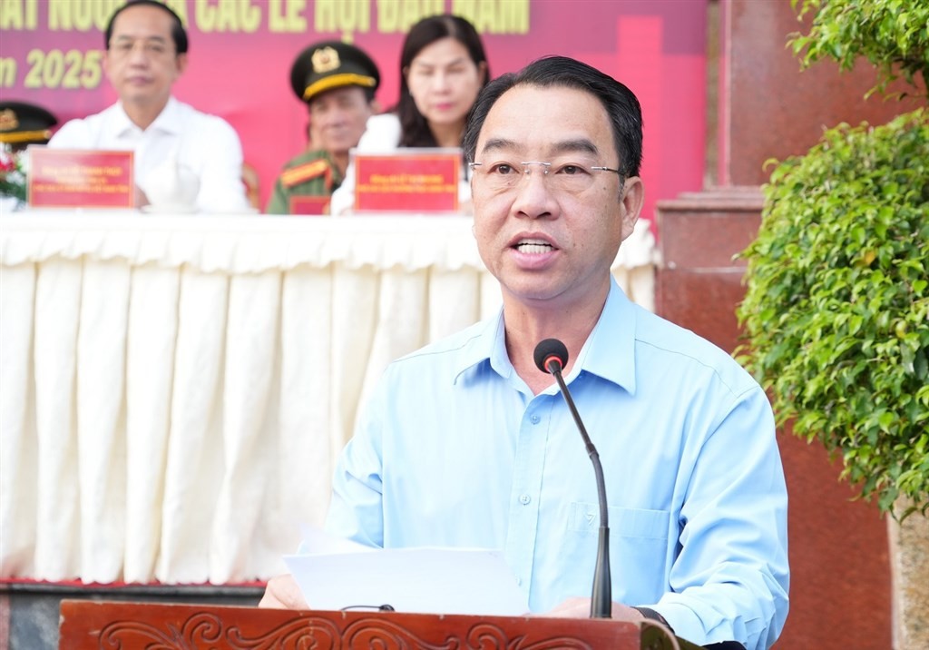 Chủ tịch UBND tỉnh Cà Mau Lữ Quang Ngời phát biểu chỉ đạo trong lễ ra quân. Chủ tịch UBND tỉnh Cà Mau Lữ Quang Ngời phát biểu chỉ đạo trong lễ ra quân.