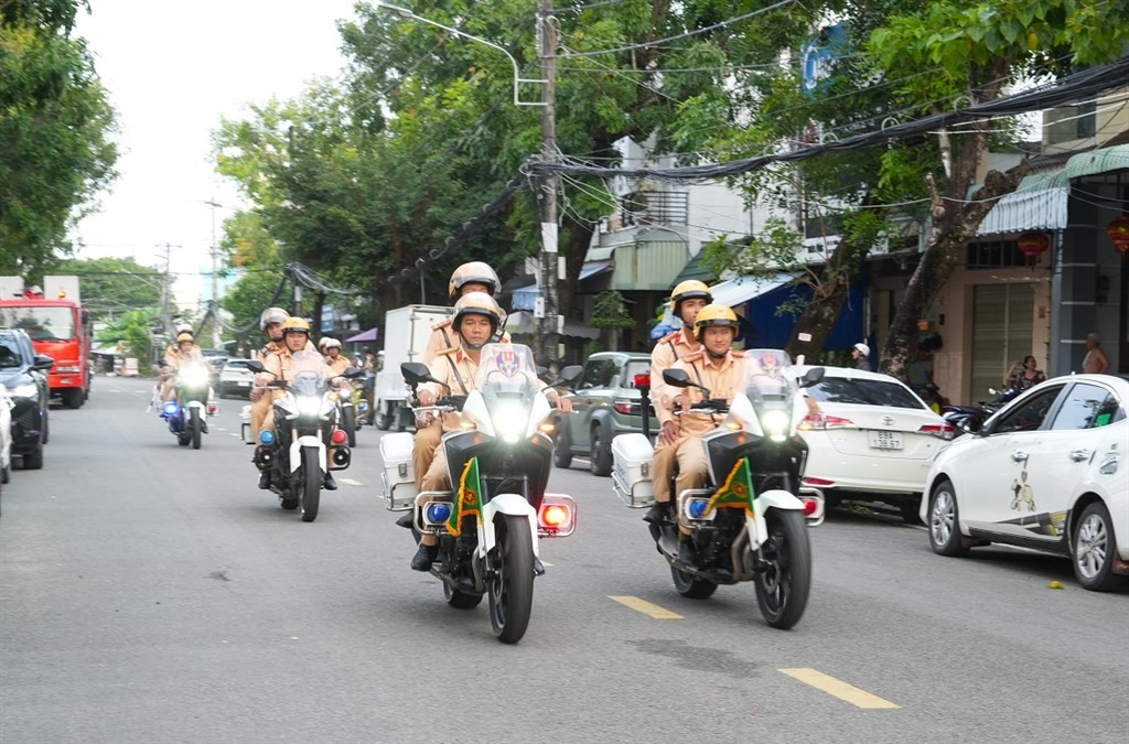 Ngay sau lễ ra quân, các lực lượng ra quân diễu hành trấn áp tội phạm, bảo đảm an ninh trật tự địa bàn. Ngay sau lễ ra quân, các lực lượng ra quân diễu hành trấn áp tội phạm, bảo đảm an ninh trật tự địa bàn.