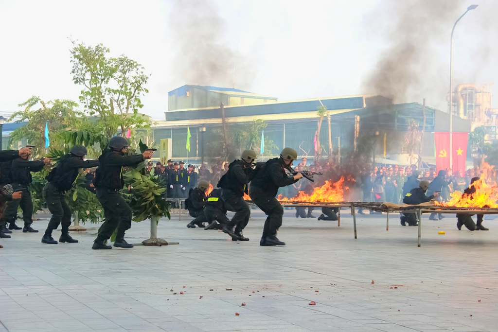 Cảnh sát Cơ động Công an tỉnh Đồng Nai trình diễn khí công và kỹ năng nổ súng, bắn đạn hơi cay trong tình huống giả định bao vây, trấn áp tội phạm. Cảnh sát Cơ động Công an tỉnh Đồng Nai trình diễn khí công và kỹ năng nổ súng, bắn đạn hơi cay trong tình huống giả định bao vây, trấn áp tội phạm.