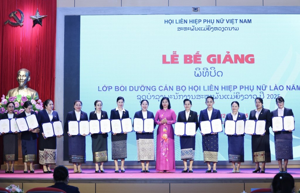 Bế giảng lớp bồi dưỡng cán bộ Hội Liên hiệp phụ nữ Lào năm 2025