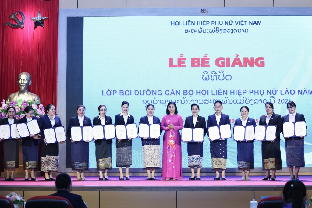 Bế giảng lớp bồi dưỡng cán bộ Hội Liên hiệp phụ nữ Lào năm 2025 Bế giảng lớp bồi dưỡng cán bộ Hội Liên hiệp phụ nữ Lào năm 2025