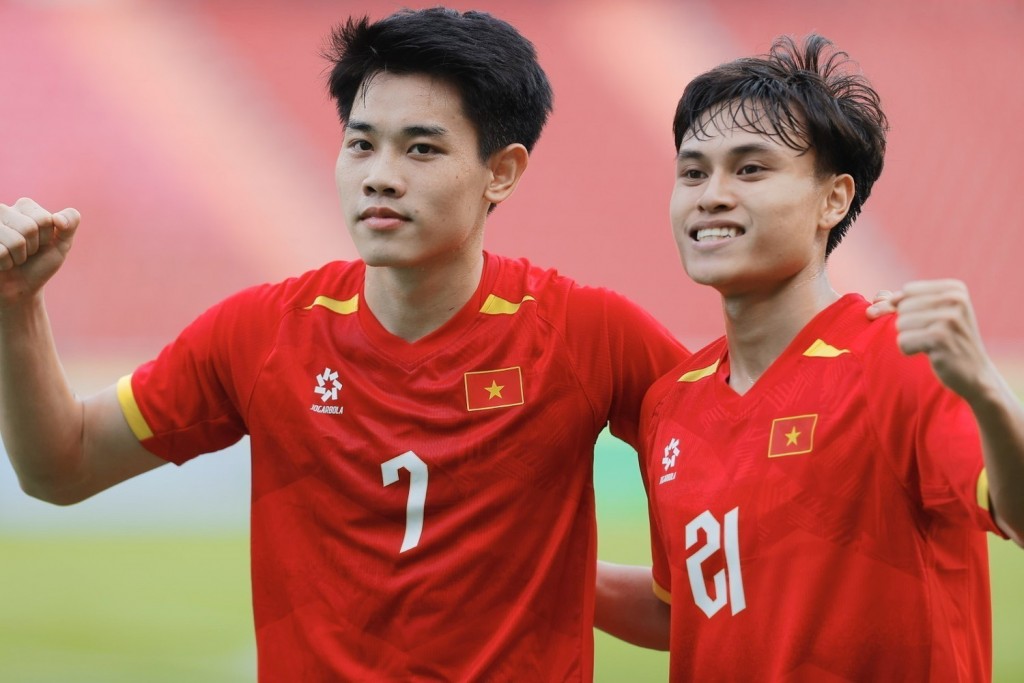 Thủ tướng gửi lời chúc mừng hai đội tuyển bóng đá Việt Nam tại SEA Games 33
