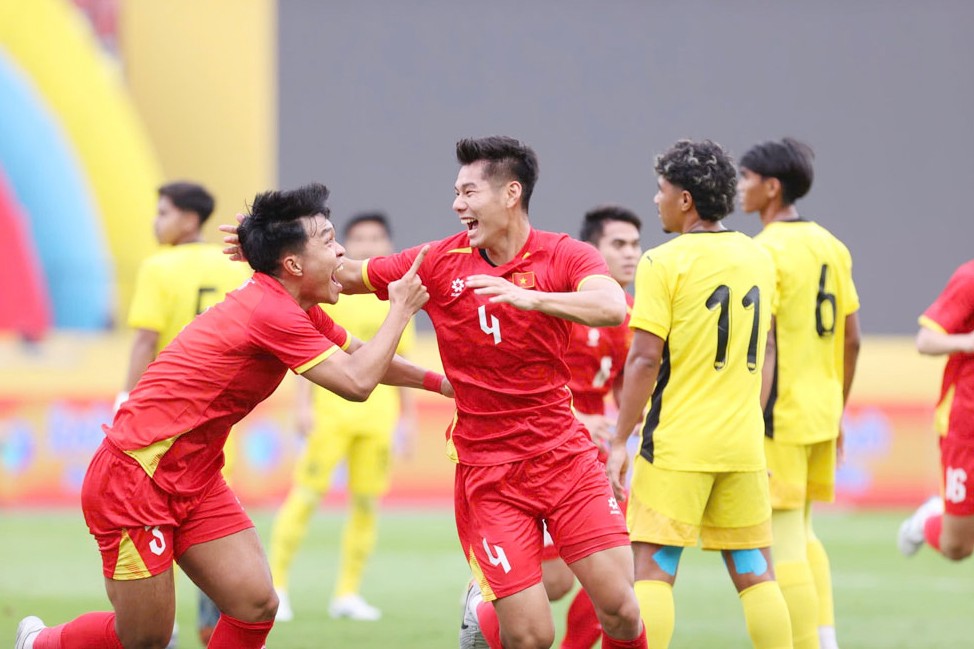 Thủ tướng gửi lời chúc mừng hai đội tuyển bóng đá Việt Nam tại SEA Games 33