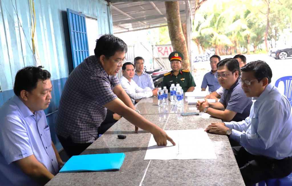 Phó Chủ tịch UBND tỉnh An Giang Ngô Công Thức kiểm tra Dự án cầu Rạch Giá – An Biên (ảnh: Bích Thùy)