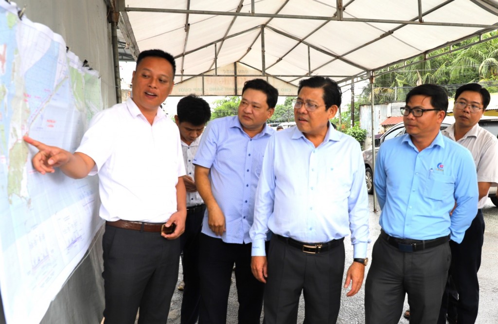 Đoàn công tác của UBND tỉnh đến kiểm tra Dự án đường biển Hòn Đất - Kiên Lương (ảnh: Bích Thùy)