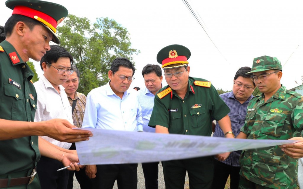 Phó Chủ tịch UBND tỉnh Ngô Công Thức kiểm tra đường tuần tra biên giới trên địa bàn tỉnh An Giang (ảnh: Bích Thùy)