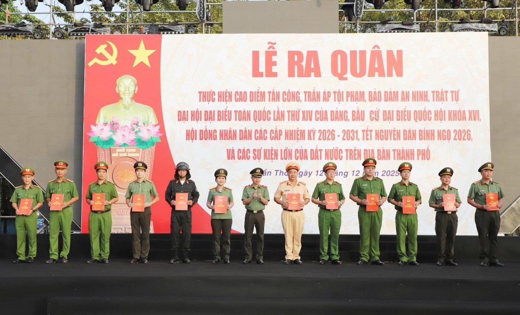 Thiếu tướng Huỳnh Việt Hòa, Giám đốc Công an TP Cần Thơ, trao lệnh ra quân thực hiện cao điểm. Thiếu tướng Huỳnh Việt Hòa, Giám đốc Công an TP Cần Thơ, trao lệnh ra quân thực hiện cao điểm.