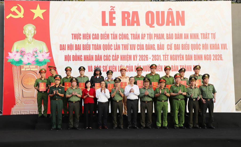 Các đại biểu chụp hình lưu niệm tại lễ ra quân. Các đại biểu chụp hình lưu niệm tại lễ ra quân.