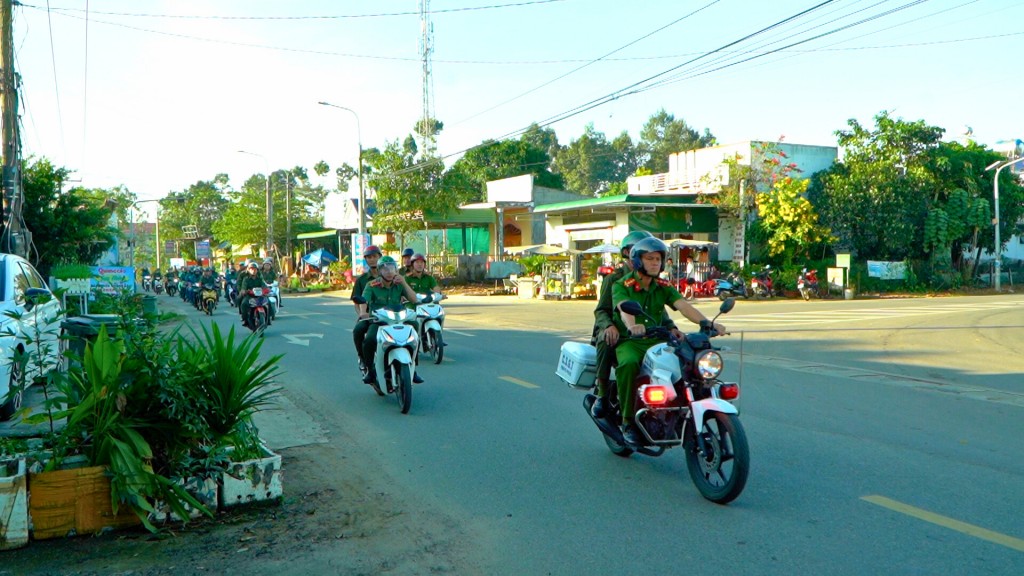 Việc huy động lực lượng, phương tiện và diễu hành trên các trục đường chính đã tạo khí thế mạnh mẽ, thể hiện quyết tâm tấn công tội phạm từ cơ sở của Công an xã Thanh Sơn. Việc huy động lực lượng, phương tiện và diễu hành trên các trục đường chính đã tạo khí thế mạnh mẽ, thể hiện quyết tâm tấn công tội phạm từ cơ sở của Công an xã Thanh Sơn.