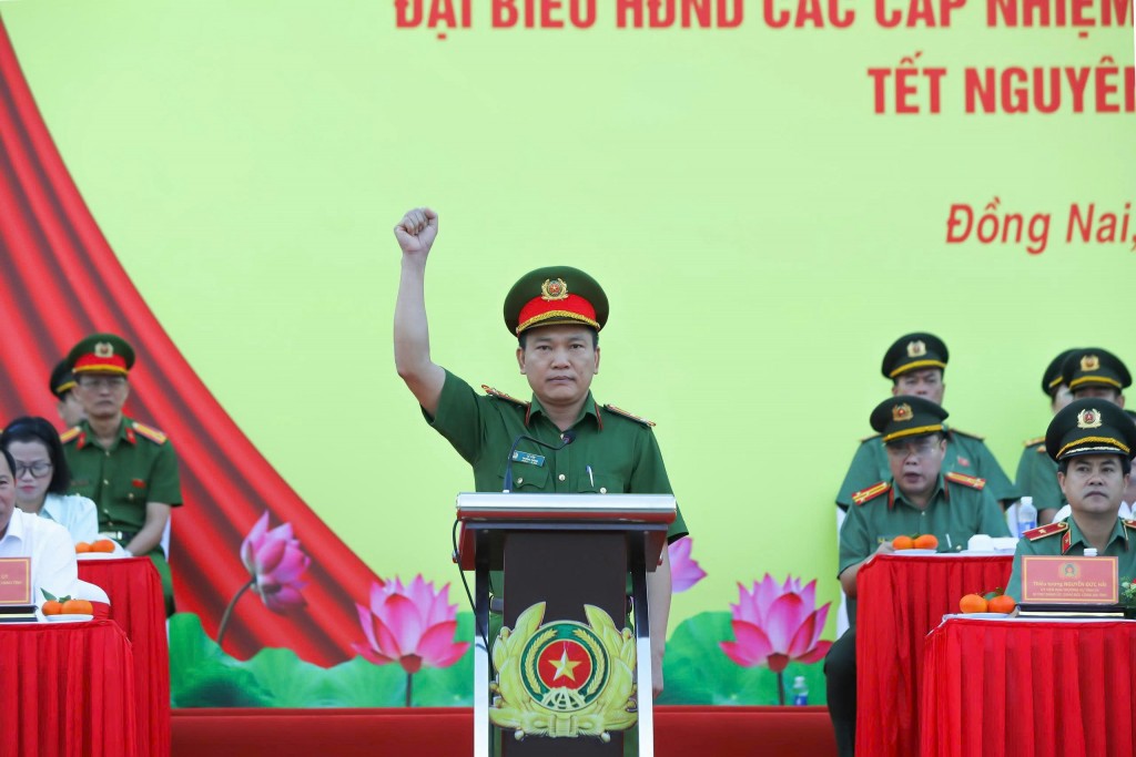 Thượng tá Lê Vấn - Trưởng Phòng Cảnh sát hình sự đại diện cho CBCS bày tỏ quyết tâm thực hiện thắng lợi cao điểm Thượng tá Lê Vấn - Trưởng Phòng Cảnh sát hình sự đại diện cho CBCS bày tỏ quyết tâm thực hiện thắng lợi cao điểm